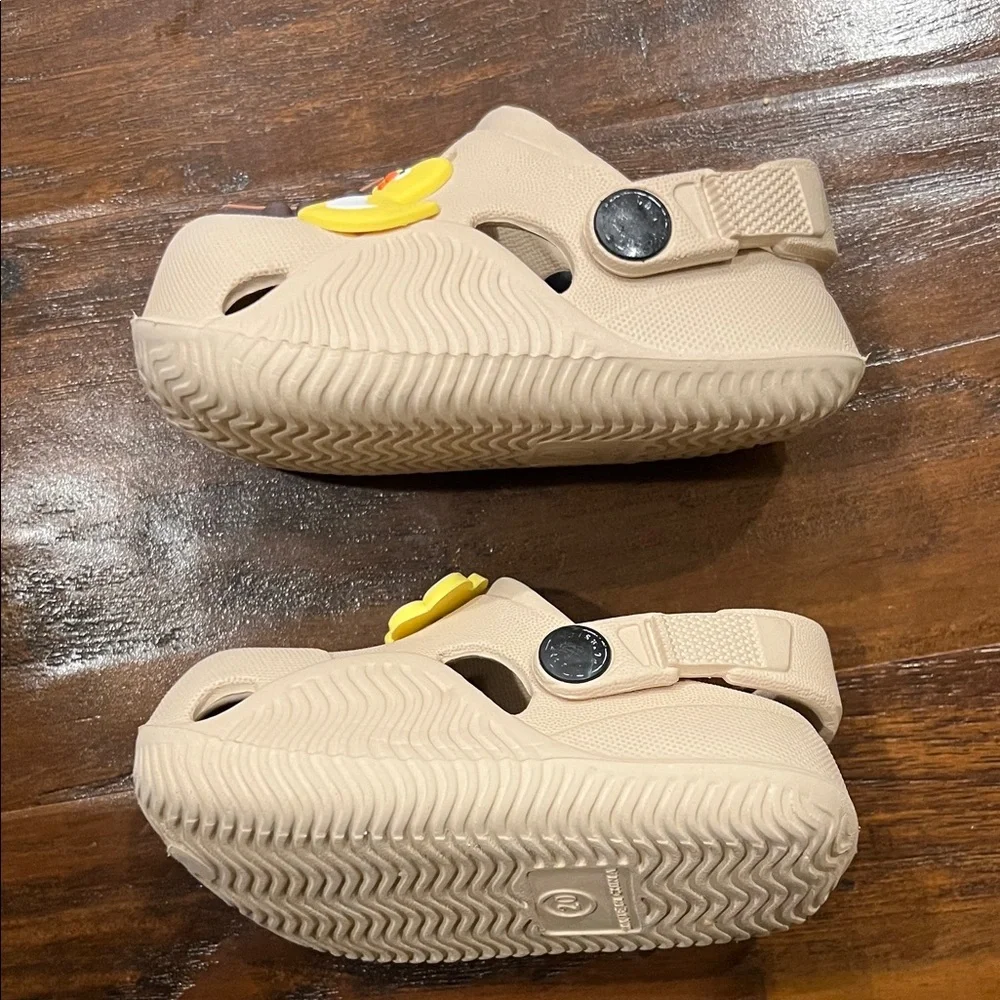 Kids Beige Clogs with Fun Charms SIze 12-18 Months (Size 4- 4.5 ) - Picture 4 of 8